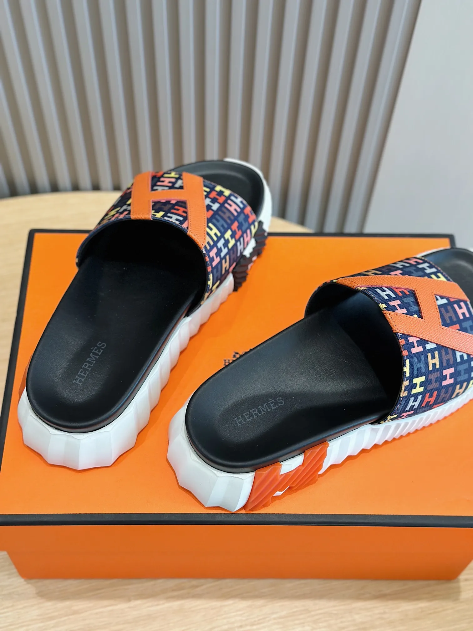 [HERMÈS] Top men's shoes 💰: 340💰 Size: 39-44 (38.45 46 custom-made) Herme*H Home Hermès Men's Sandals and Slippers - Original Replica Purchase the original version and make it one to one, the outsole is privately modeled, and the outsole color corresponding to each color is the same as the original version. Come to those who know the stuff 💪 The ultra-light soles are designed in contrasting colors, and they feel so comfortable on your feet! Calfskin, cowhide feet, private mold outsole.